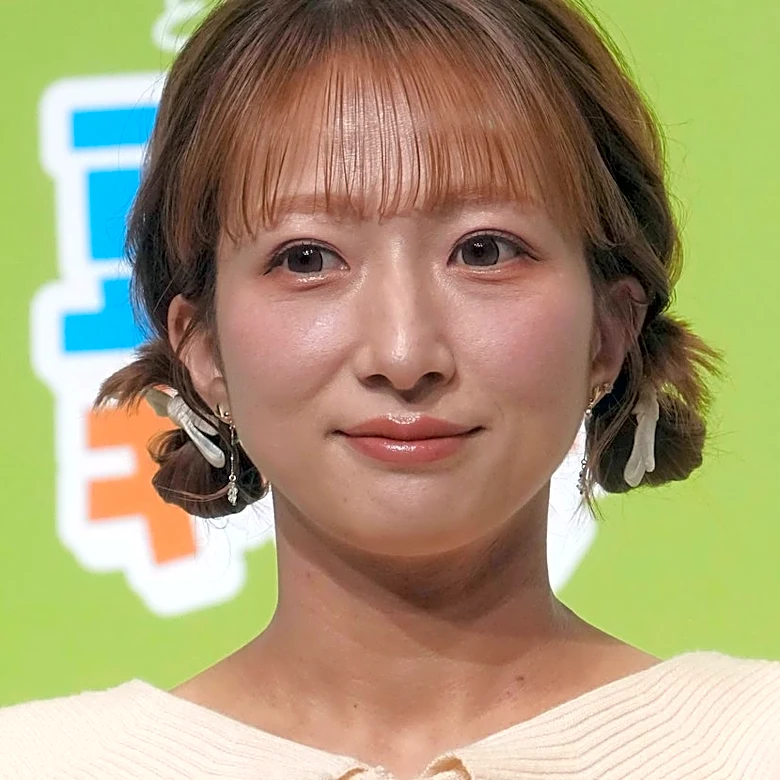 「え？ママ何この人」辻希美、0歳娘がミニモちゃんに戸惑う姿を公開「疑ってる夢ちゃん可愛い」「お顔が希空ちゃんそっくり」と話題に