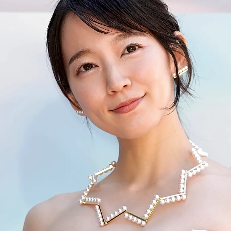 吉岡里帆、肩＆デコ出しショットに「透明感で透けてます」「めっちゃ艶っぽい」「ヘアピン姿もきゅん」ファンくぎづけ