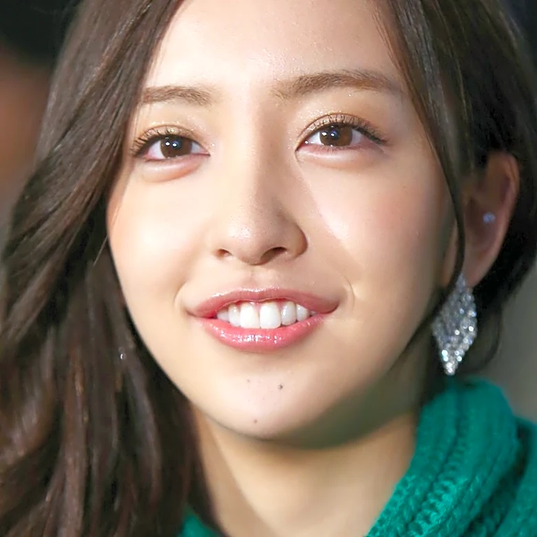 板野友美の平成ギャルコーデに「世界一超かわいい」「ルーズソックス懐かしい」「学生時代に戻ったみたい」と大反響