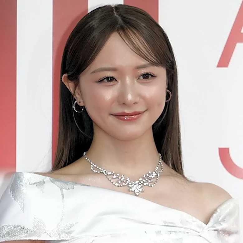 森香澄の“寝転び”タンクトップ姿に「最高かよっ！」「柴咲コウさんかと…」「透明感を感じます」ファン悶絶