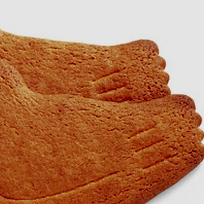“鳩の日”限定！ 鳩サブレー1枚がぴったり入る大きさのシリコンポーチ「はとっこ」販売