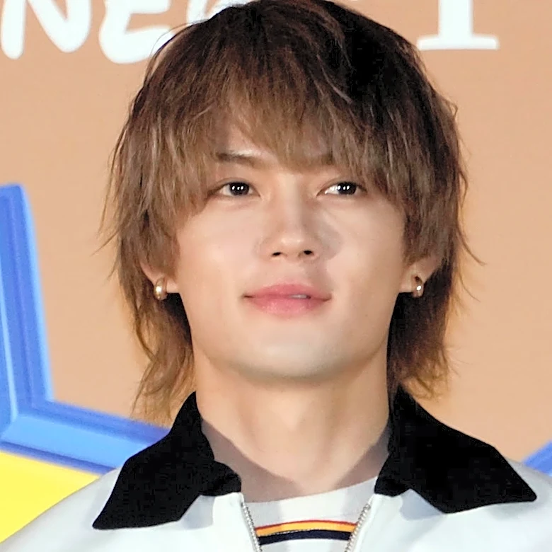 佐野勇斗、新曲MVの衣装姿を公開→まさかの首元に「びっくり」「ビビりました」「平気なんですか」とSNSざわつく