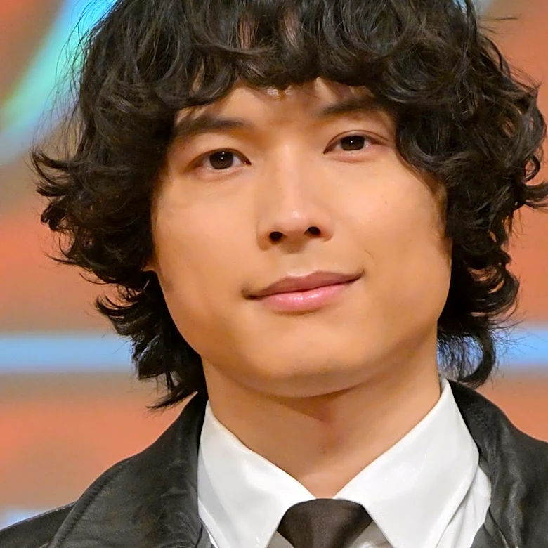 「絵になる」松村北斗、共演者と“不意に撮られた”姿にSNSくぎづけ「いい雰囲気」「何話してるの？」