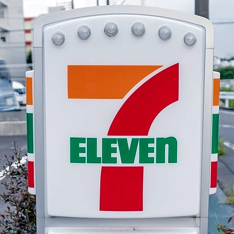 「5軒探して全滅」「幻レベルで買えない」鬼バズしてる『セブンの300円スイーツ』話題になるのも納得の、贅沢すぎる味でした！《実食レビュー》