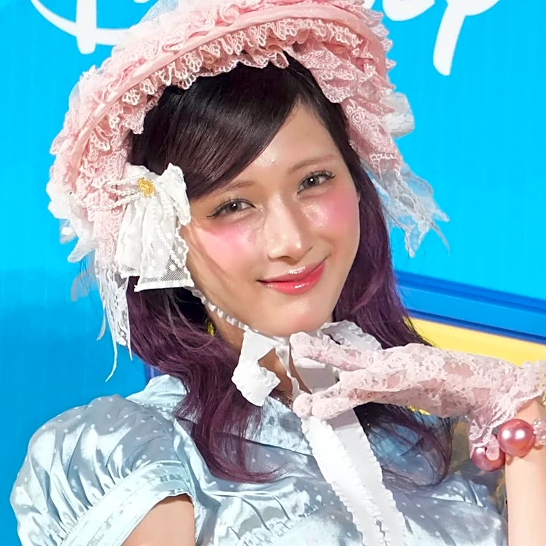 しなこ、超ミニ丈＆ノースリ姿でダンス→「バキバキに仕上がっとる」「筋肉もあって素敵」と話題に