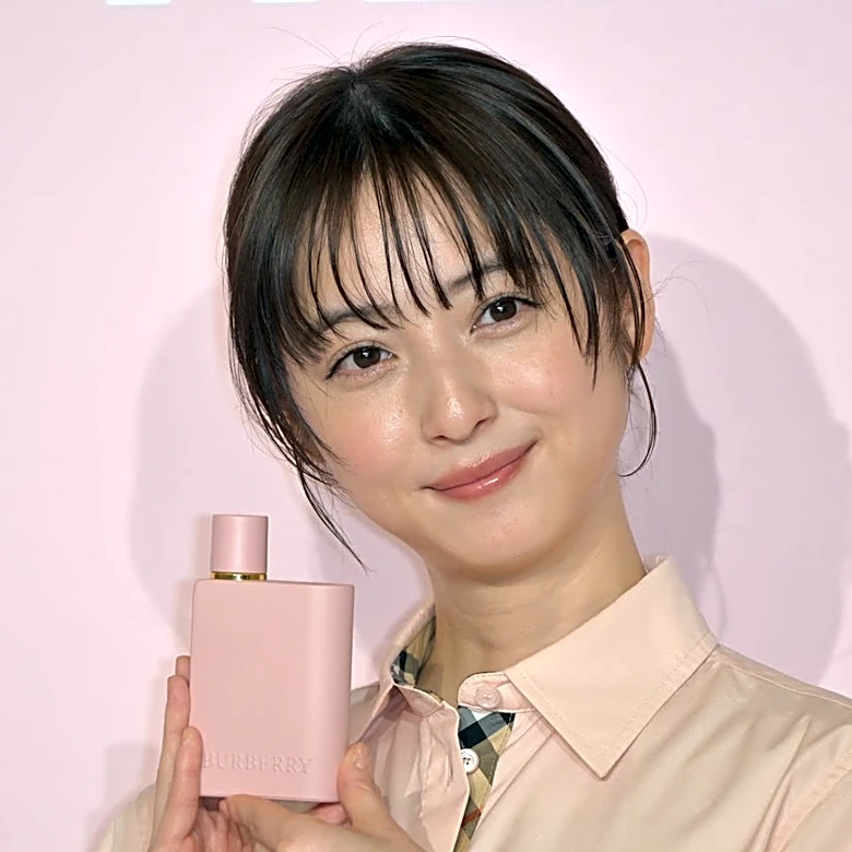 佐々木希、旅行に必ず持っていくアイテムに共感の声「ほんとに便利」「我が家も」「衛生的だし軽いし」