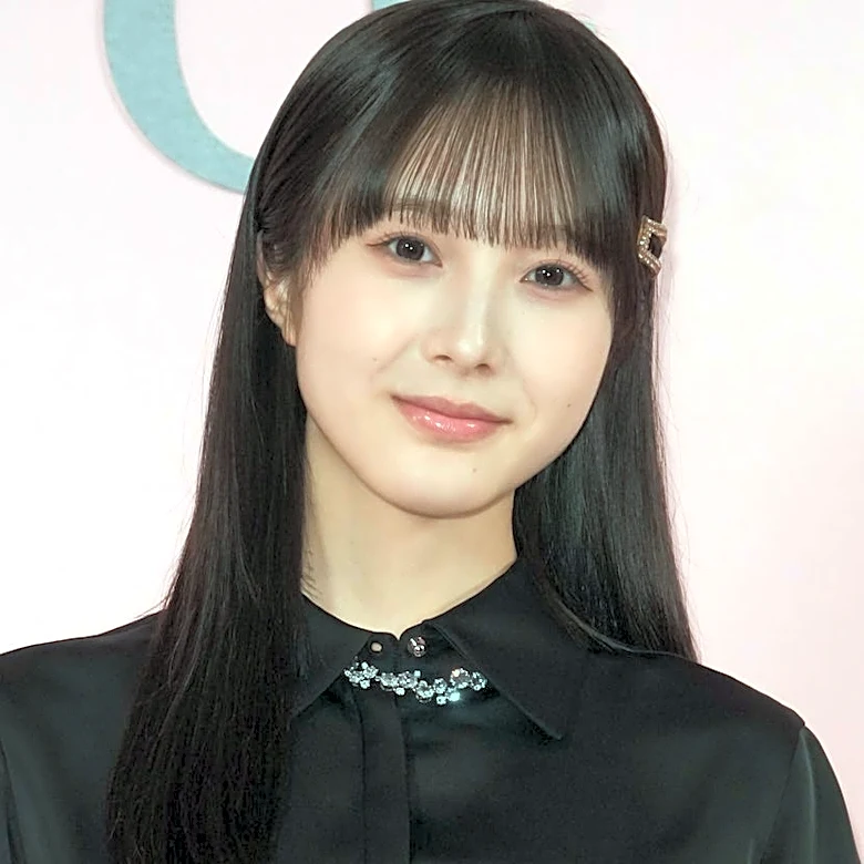 本田紗来、“超ミニ丈”袖無しワンピ姿に「まるでお人形」「こんなに素敵な女性に...」ファン悶絶