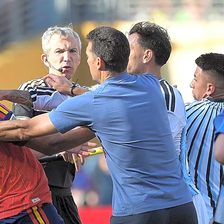 パレデス、アルゼンチン対スペイン戦で退場なし：FIFAが誤りを訂正