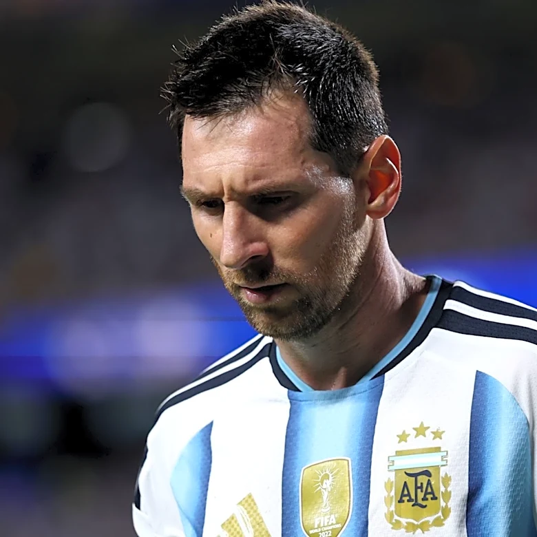 「考え方を改めるべきだ」――2026年決勝敗退を受け、アルゼンチン代表監督がリオネル・メッシとエミ・マルティネスの代表引退説に言及。