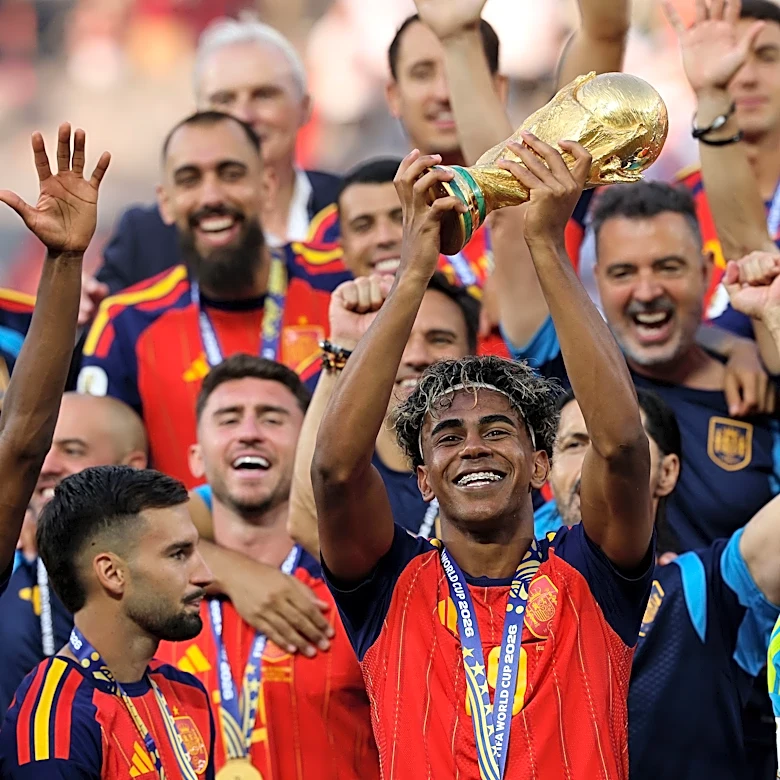 2026年W杯決勝の熱戦後、スペインのラミン・ヤマルがアルゼンチンのレアンドロ・パレデスをからかい、コミカルに「今年のベストファイト」と示した。