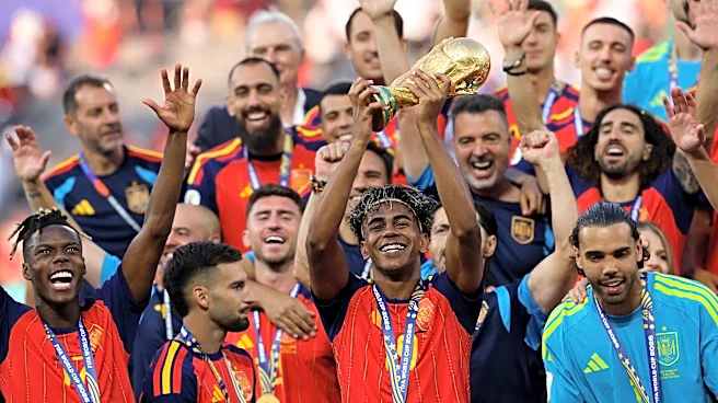 2026年W杯決勝の熱戦後、スペインのラミン・ヤマルがアルゼンチンのレアンドロ・パレデスをからかい、コミカルに「今年のベストファイト」と示した。