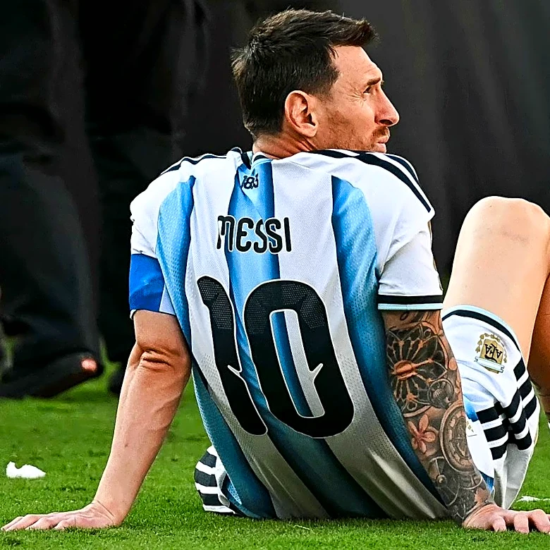 独占スクープ：W杯決勝でスペインに敗れた後、アルゼンチン代表がオープンバスでパレードを行う中、リオネル・メッシは代表に合流せずどこへ？