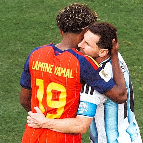 ラミン・ヤマルは、2026年W杯決勝後にリオネル・メッシからかけられた言葉を明かした。アルゼンチン「史上最高（GOAT）」からのその言葉は、バルセロナの若き星にとって金メダル並みの価値があった。