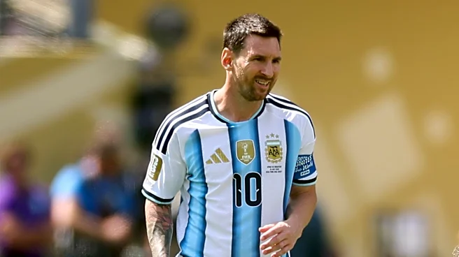 【動画】リオネル・メッシがワールドカップ決勝以来、初めて公の場に登場。母国アルゼンチンで4部リーグの試合を観戦した。