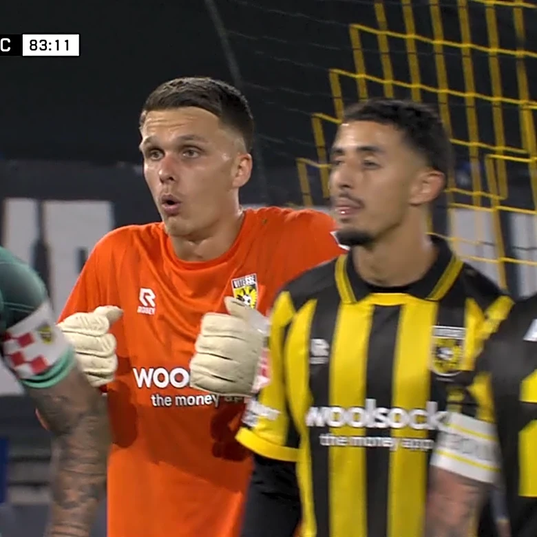衝撃映像：フィテッセのGKが突然、相手選手に一発見舞う