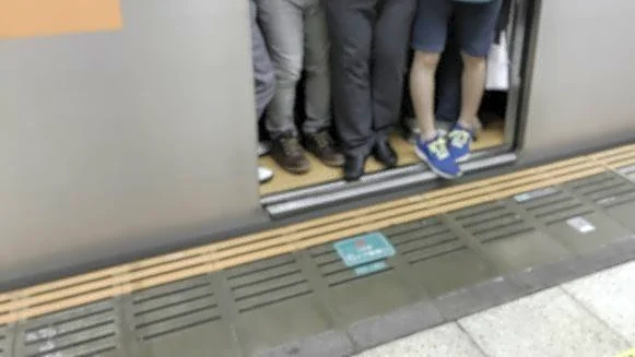 2歳息子と乗ってた電車に押し寄せてくる超大量の人の波。私と息子が絶叫していると、若いカップルの乗客が...(東京都・60代女性)