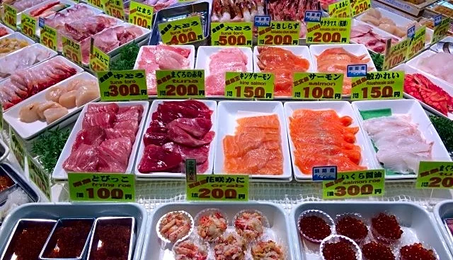 北海道旅行で財布を盗まれた私。市場で土産を買えずにいると、店の人が「ご飯を買って、持って来い」(50代男性)