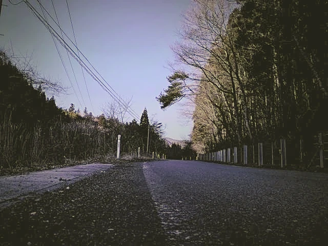 「修学旅行に途中参加する娘を送って行ったら、真っ暗な道で遭難状態。なんとか見つけた民家に助けを求めると、住人の男性が...」