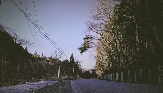 「修学旅行に途中参加する娘を送って行ったら、真っ暗な道で遭難状態。なんとか見つけた民家に助けを求めると、住人の男性が...」