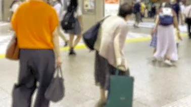 最後の同窓会のため、大混雑の東京駅へ荷物を抱えて繰り出した老母。ゆっくり階段を降りてたらスーツの男性が（東京都・50代女性）