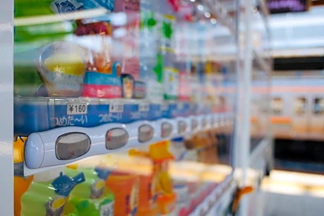 自販機で電子決済に苦戦するベビーカー連れの母親。何度試しても上手くいかず、後ろに並んでた私は思わず...（埼玉県・20代女性）