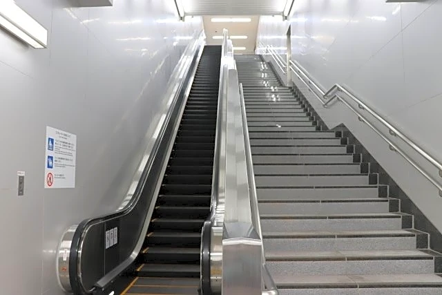 赤ん坊を抱き、ベビーカーを担いで駅の階段を降りる私。半分くらい行ったところで若い男性が...（埼玉県・50代女性）