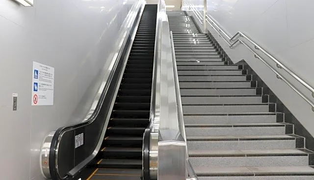 赤ん坊を抱き、ベビーカーを担いで駅の階段を降りる私。半分くらい行ったところで若い男性が...(埼玉県・50代女性)