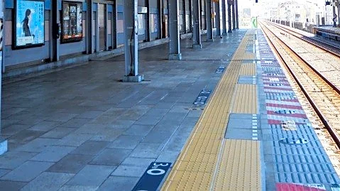 駅のホームでめまいがして、しゃがみこんだ中学生の私。そのすぐ隣にスーツの男性が座ってきて(千葉県・20代女性)