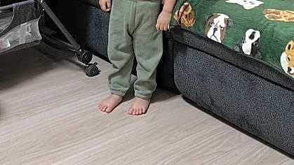 かくれんぼの鬼が振り返ると...2歳娘が〝まさかの姿〟に 父「2~3分探しました」