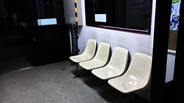彼氏が車で送ってくれたのは、薄暗くて誰もいない無人駅。私は切符を買おうとしたけれど(山形県・20代女性)