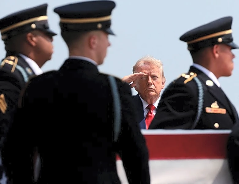 トランプ氏「敬意を表する」、イラン戦争で戦死の米兵4人の帰還式典に出席