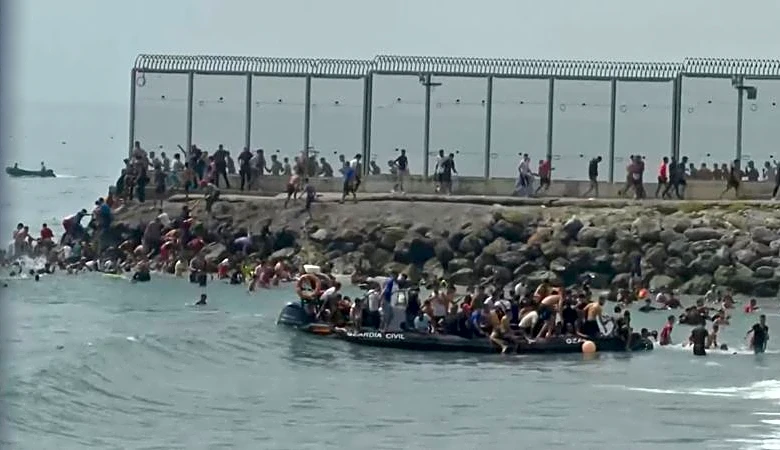北アフリカのスペイン領、モロッコ側から移民数千人流入　本国は軍派遣