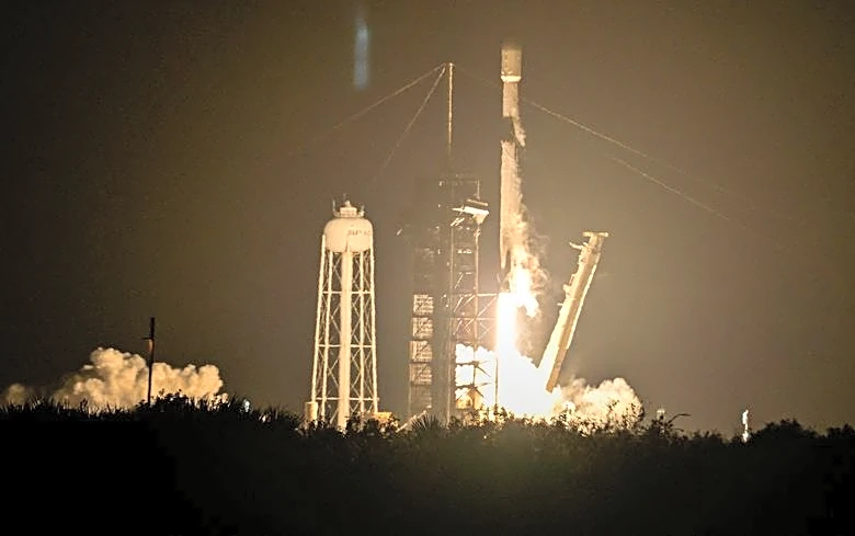 スペースＸのロケット残骸、月面に衝突か　ファルコン９の上段