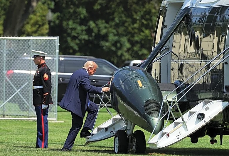 トランプ米大統領搭乗のヘリ、旅客機と異常接近