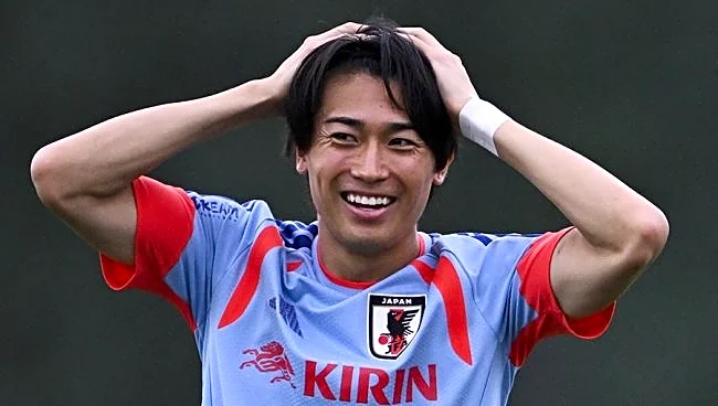 「自撮りがアイドル」 W杯で人気沸騰、スーツ纏った日本代表25歳が「雑誌のモデル」 虜になるファン続出