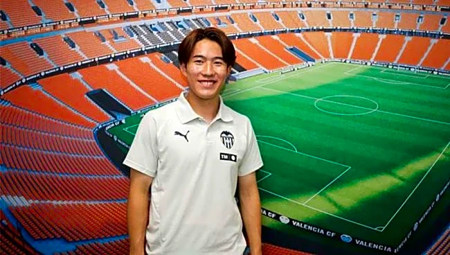 「これは何故?」サッカー日本の19歳、スペインで撮った集合写真に懸念「誰が見ても違和感ある」