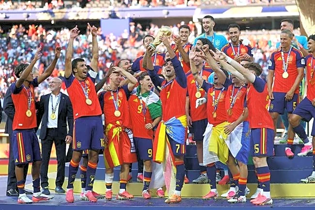 W杯決勝の客席にいたブロンド美女が「最高にかわいい」　正体は金メダリスト「人生楽しんでるね」
