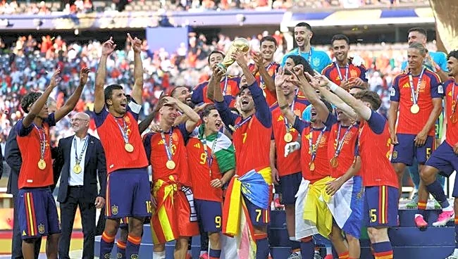 W杯決勝の客席にいたブロンド美女が「最高にかわいい」 正体は金メダリスト「人生楽しんでるね」