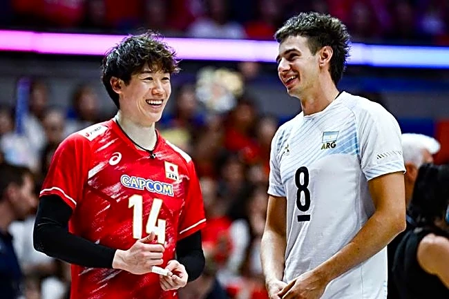 石川祐希、発見された試合中の行動に笑撃「全く遠慮がない」　元同僚との一幕に「さすが仲良し」の声