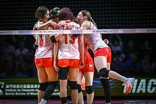 女子バレー日本戦であった珍事「2回も見返した」　突如“逃走”する指揮官が「かわいすぎ」