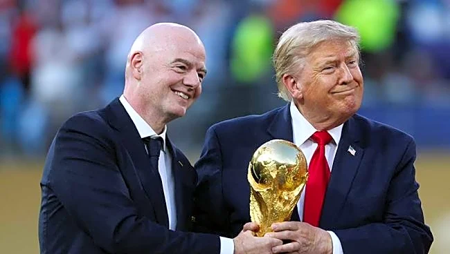 物議のW杯表彰式、FIFA会長の“特注品”は「呆れるほど…」 米メディア皮肉「理想的な終わり方」