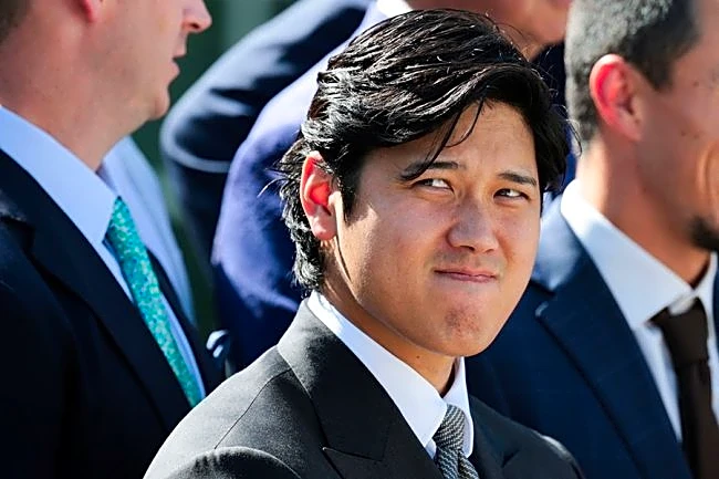 大谷翔平、トランプ大統領と2ショット撮影　スーツ姿で手にしていたのは…執務室で笑顔の握手