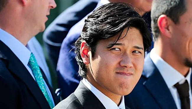 大谷翔平、トランプ大統領と2ショット撮影 スーツ姿で手にしていたのは…執務室で笑顔の握手