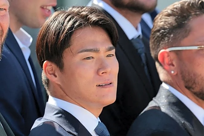 スーツでビシッと決めているけど…山本由伸に違和感「なんか踏んでる」　ホワイトハウスでまさかの注目