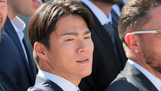 スーツでビシッと決めているけど…山本由伸に違和感「なんか踏んでる」　ホワイトハウスでまさかの注目