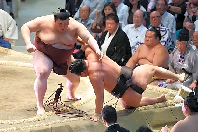 横綱撃破で360万円GET「30か月の収入が…」　大相撲視聴者が思わず“二度見”した分厚すぎる束