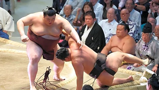 横綱撃破で360万円GET「30か月の収入が…」　大相撲視聴者が思わず“二度見”した分厚すぎる束