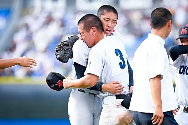 ドラ1候補の横浜・織田にアクシデントか　9回涙の完投、157キロも…左足首治療→背負われベンチ裏へ　4季連続の甲子園決定