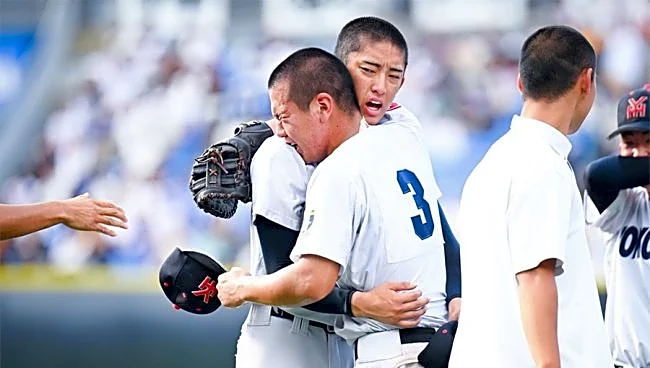 ドラ1候補の横浜・織田にアクシデントか 9回涙の完投、157キロも…左足首治療→背負われベンチ裏へ 4季連続の甲子園決定