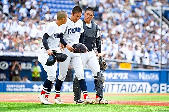 ドラ1候補の横浜・織田にアクシデントか　9回涙の完投、157キロも…左足首治療→背負われベンチ裏へ　閉会式の行進に加わらず